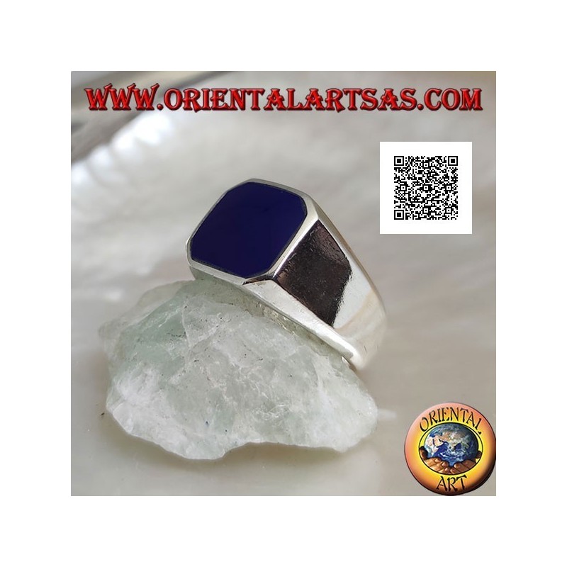 Anillo de plata con ágata azul biselada cuadrada al ras con el borde en un entorno suave