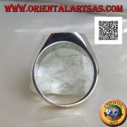 Anillo de plata con ágata azul biselada cuadrada al ras con el borde en un entorno suave