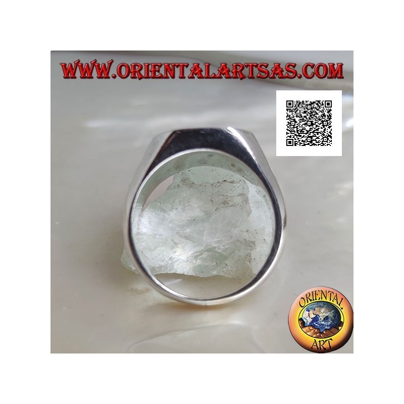 Bague en argent avec agate bleue biseautée carrée au ras du bord sur un sertissage lisse