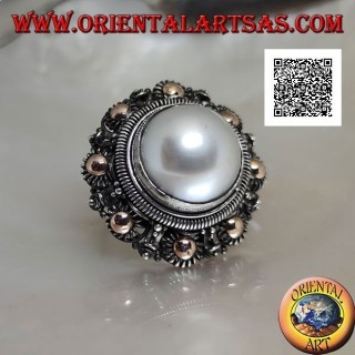 Bague en argent avec grosse perle entourée d'une décoration florale et plaqué or