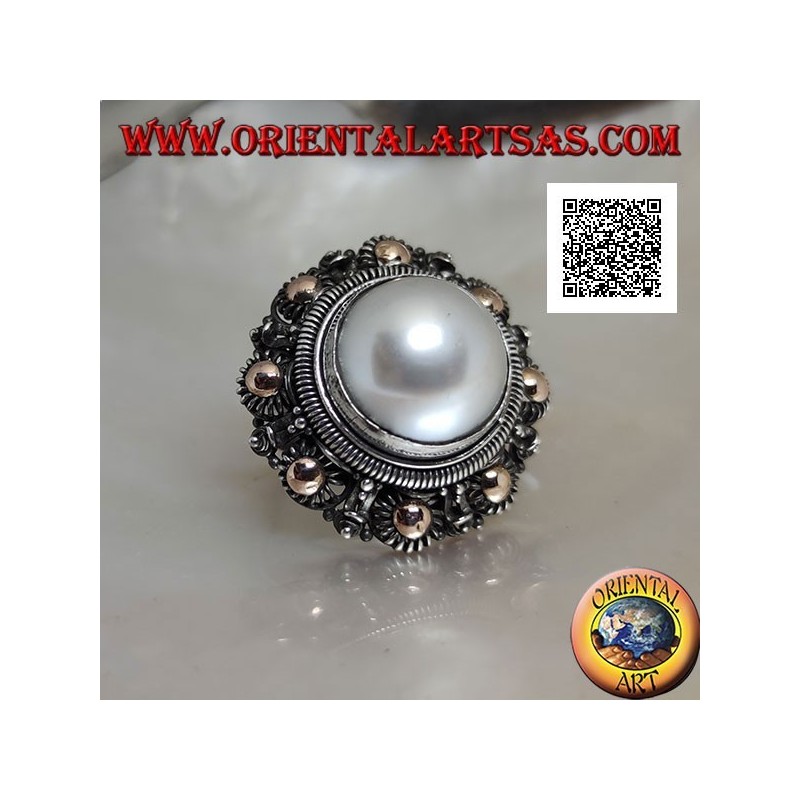 Silberring mit großer Perle, umgeben von Blumendekor und Vergoldung