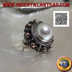 Anillo de plata con gran perla rodeada de decoración floral y baño de oro