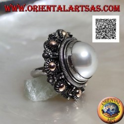Bague en argent avec grosse perle entourée d'une décoration florale et plaqué or