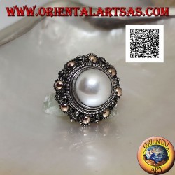 Bague en argent avec grosse perle entourée d'une décoration florale et plaqué or