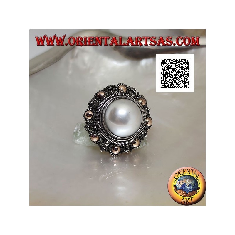Anillo de plata con gran perla rodeada de decoración floral y baño de oro