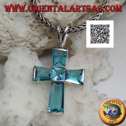 Silberblauer Topas-Kreuzanhänger mit Baguette-Armen und quadratischer Mitte