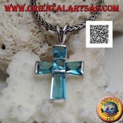 Colgante de cruz de topacio azul plateado engastado con brazos de corte baguette y centro cuadrado