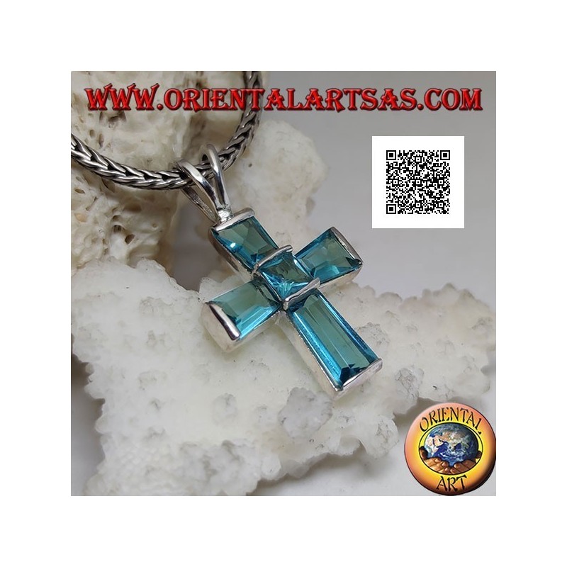 Colgante de cruz de topacio azul plateado engastado con brazos de corte baguette y centro cuadrado