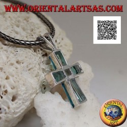 Colgante de cruz de topacio azul plateado engastado con brazos de corte baguette y centro cuadrado