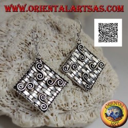 Silberne Ohrringe mit verwobener Raute (Strohart) mit vier griechischen Motiven