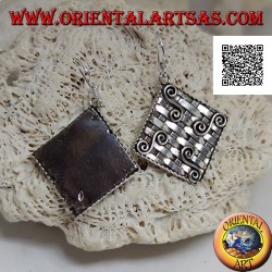 Boucles d'oreilles pendantes en argent avec losange entrelacé (style paille) avec quatre motifs grecs