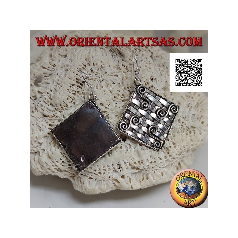 Silberne Ohrringe mit verwobener Raute (Strohart) mit vier griechischen Motiven