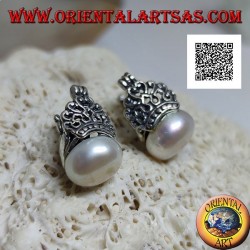 Boucles d'oreilles à levier en argent avec perle d'eau douce blanche couronnée