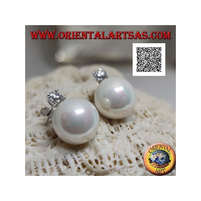 Pendientes lóbulos de plata con perla blanca de agua dulce y circonita blanca engastada
