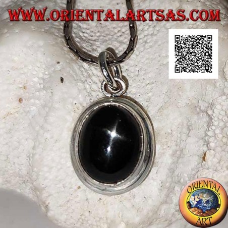 Pendentif en argent avec cabochon ovale étoile noire (Diopside) et bord arrondi lisse