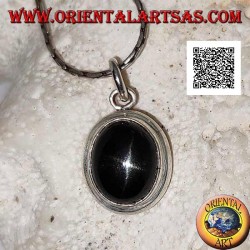 Colgante de plata con estrella negra (diópsido) cabujón ovalado y borde redondeado liso