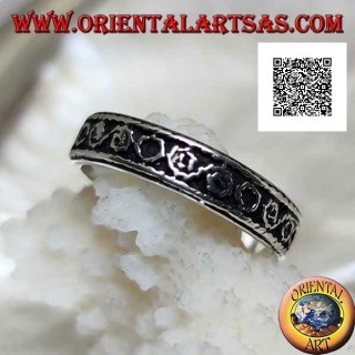 Anello in argento a fascia lavorata con motivo a greca e cerchi alternati in bassorilievo