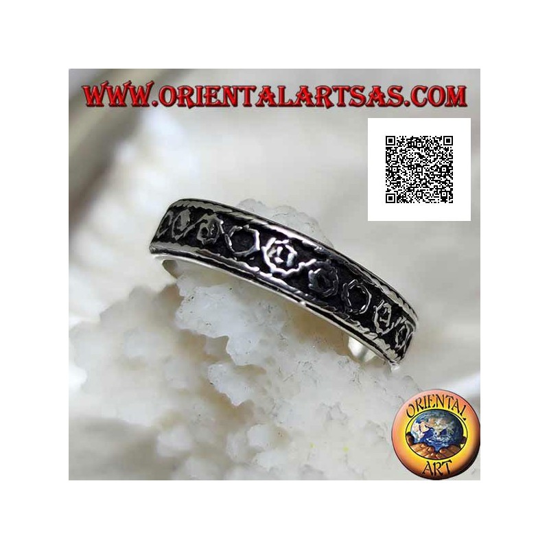 Silver band ring worked with Greek motif and alternating circles in bas-relief