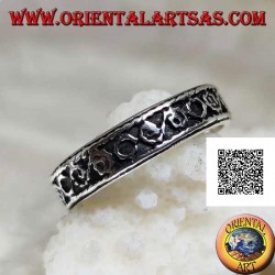 Silver band ring worked with Greek motif and alternating circles in bas-relief