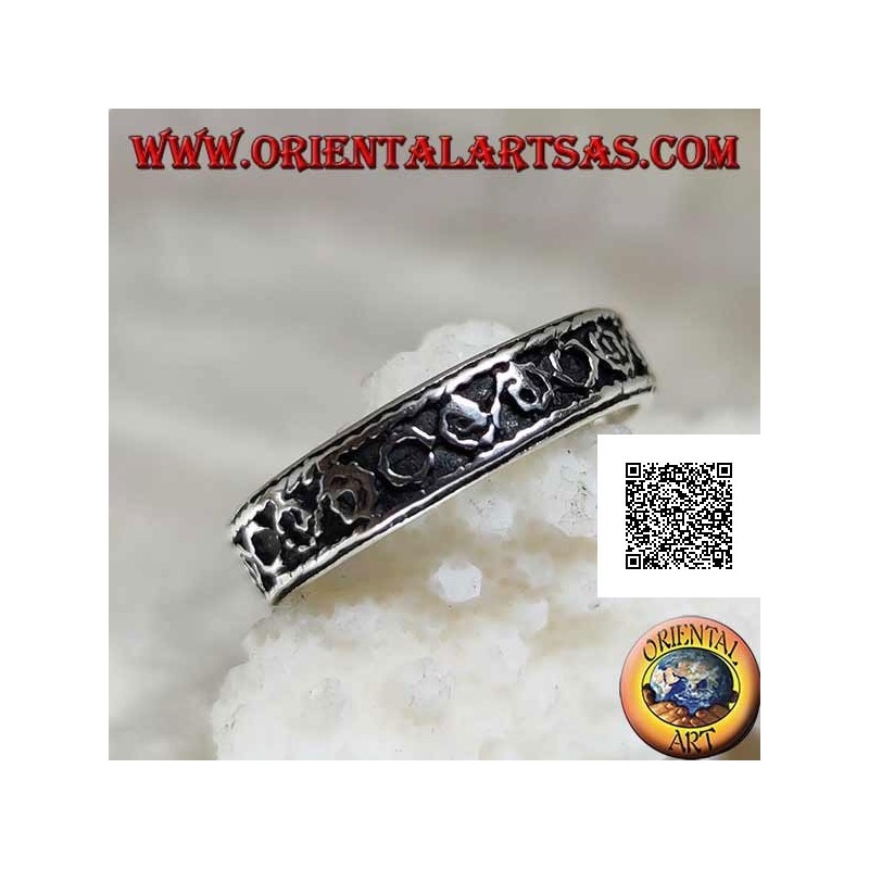 Silver band ring worked with Greek motif and alternating circles in bas-relief