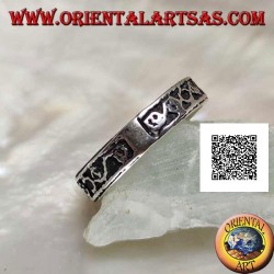 Silver band ring worked with Greek motif and alternating circles in bas-relief