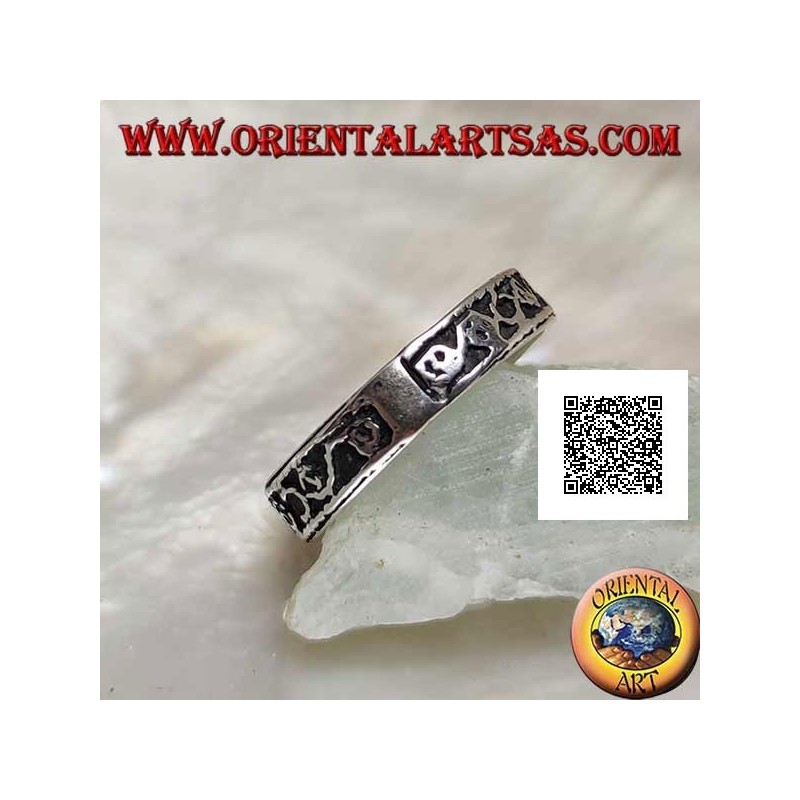Anello in argento a fascia lavorata con motivo a greca e cerchi alternati in bassorilievo