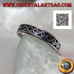 Anillo de plata trabajado con motivo griego y círculos alternados en bajorrelieve