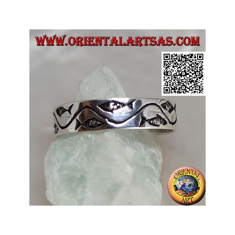 Anillo de banda en plata 925 con grabados de peces estilizados separados por una línea de onda.