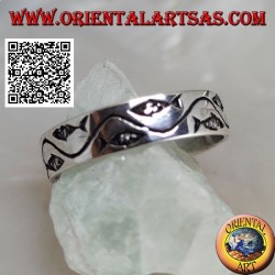 Anillo de plata con peces estilizados separados por una línea curva