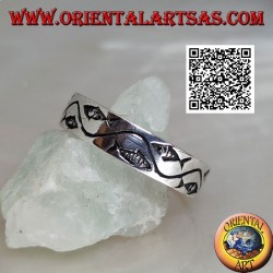 Anillo de plata con peces estilizados separados por una línea curva