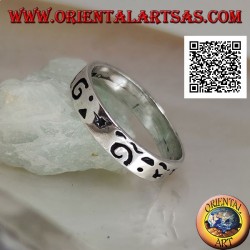Silver ring with mixed engravings