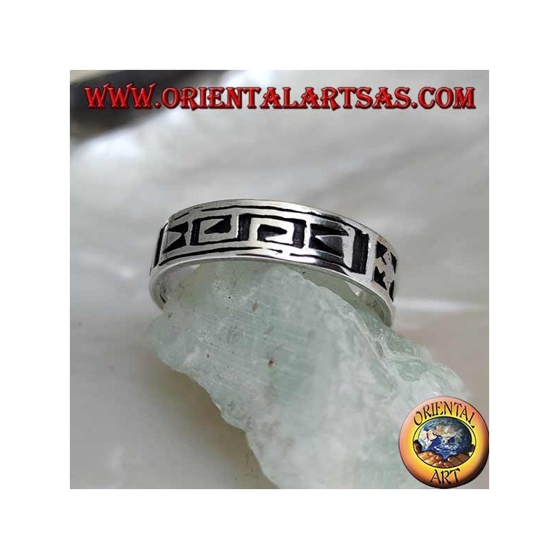 Anillo de plata con motivo geométrico entre dorje estilizado grabado dos veces