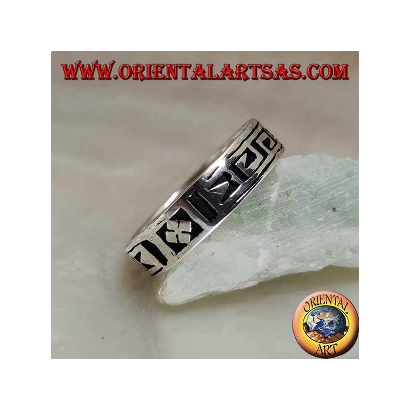 Bague en argent avec un motif géométrique entre dorje stylisé gravé deux fois