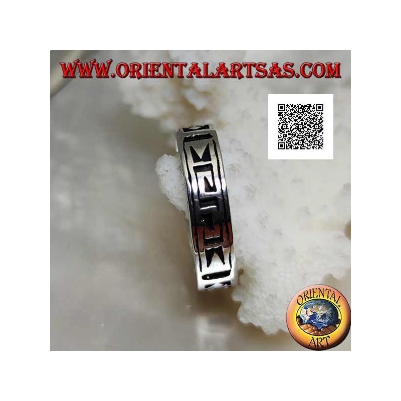 Anillo de plata con motivo geométrico entre dorje estilizado grabado dos veces