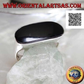 Anillo de plata con ónix ovalado alargado perforado al ras con el borde en un marco liso