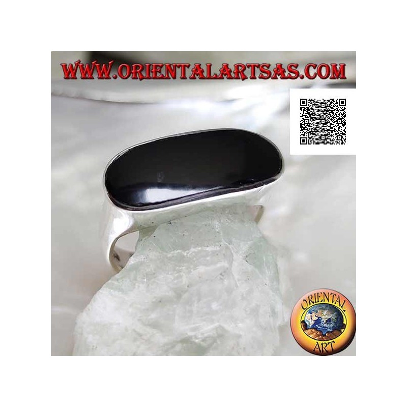 Anello in argento con onice ovale allungata traforata a filo bordo su montatura liscia