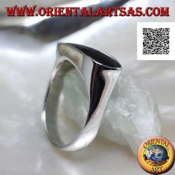 Bague en argent avec onyx ovale allongé perforé au ras du bord sur une monture lisse