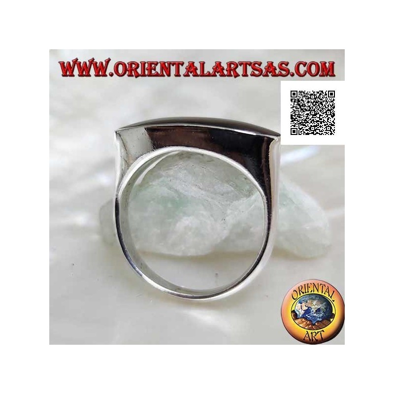Silberring mit länglichem ovalem Onyx, perforiert mit der Kante auf einem glatten Rahmen