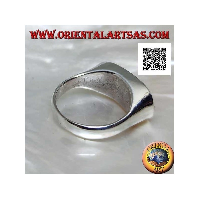 Bague en argent avec onyx ovale allongé perforé au ras du bord sur une monture lisse