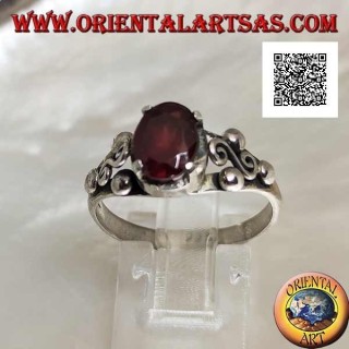 Anillo de plata con granate ovalado engastado y espiral S entre tres bolas a los lados