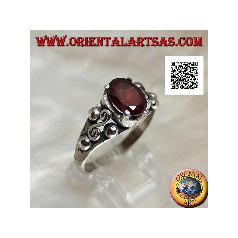 Anillo de plata con granate ovalado engastado y espiral S entre tres bolas a los lados