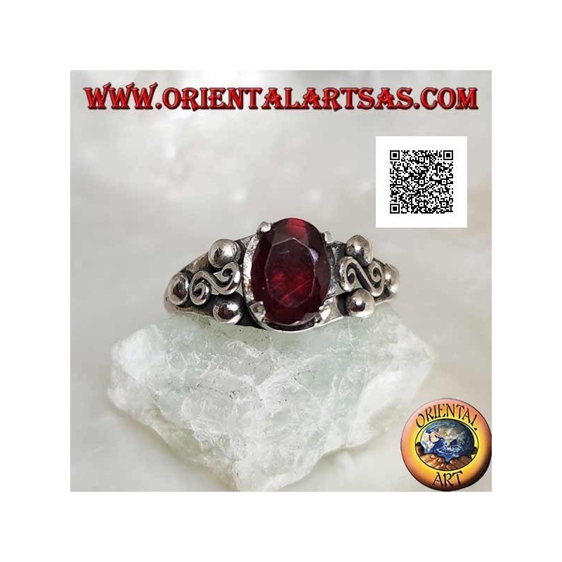 Bague en argent avec grenat ovale serti et spirale S entre trois boules sur les côtés