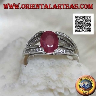Anillo de plata con rubí ovalado natural engastado con dos líneas de circonitas y dos de plata