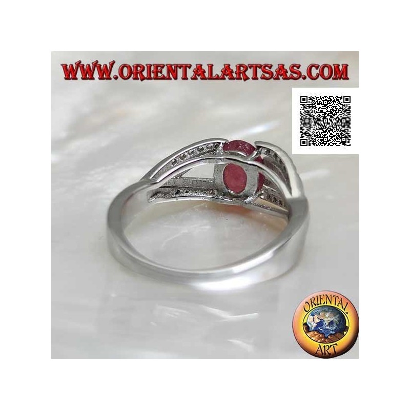 Anillo de plata con rubí ovalado natural engastado con dos líneas de circonitas y dos de plata