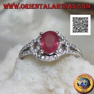 Anello in argento con rubino naturale ovale incastonato su linee intrecciate di zirconi bianchi