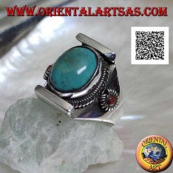 Bague en argent avec turquoise tibétaine antique ovale dans un sertissage népalais avec petit corail sur les côtés (22)