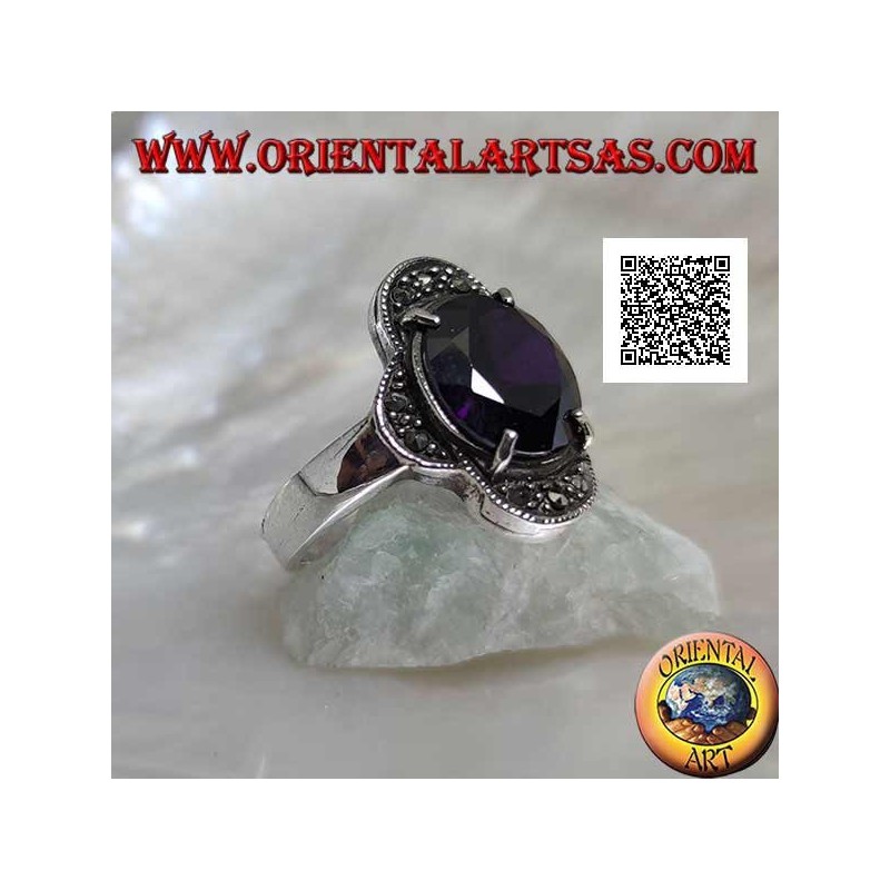 Silberring mit ovalem Amethyst zwischen vier mit Markasit besetzten Halbkreisen