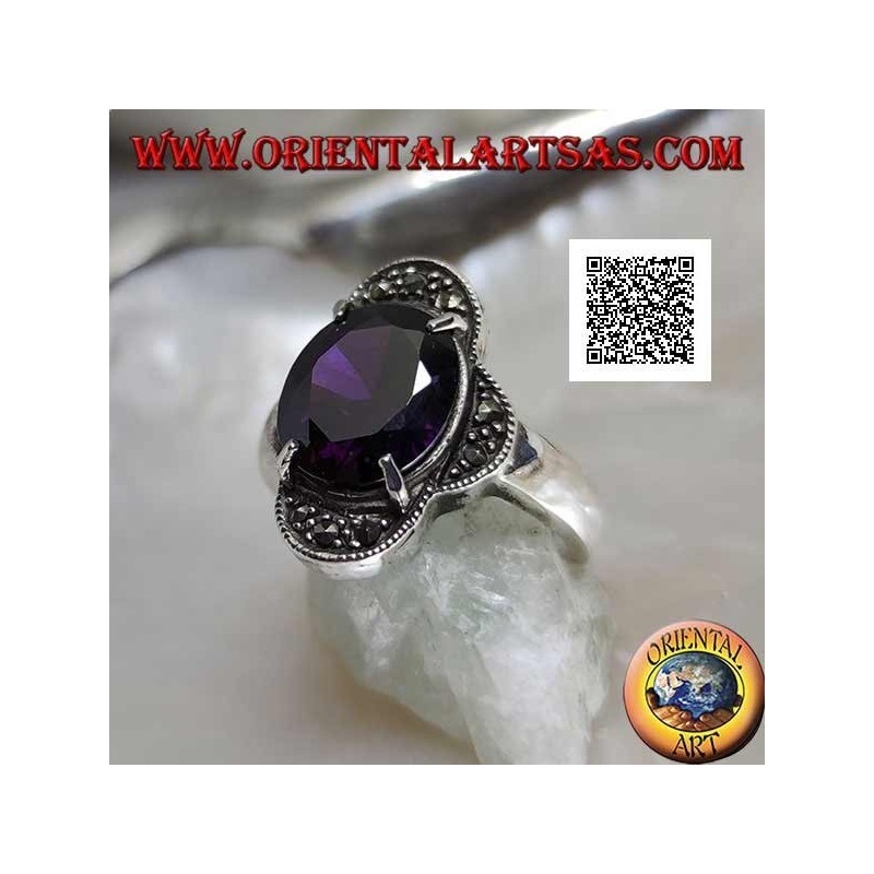 Anello in argento con ametista ovale incastonata tra quattro semicerchi tempestati di marcassite