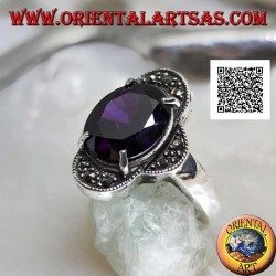 Bague en argent avec améthyste ovale sertie entre quatre demi-cercles parsemés de marcassite