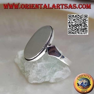 Bague en argent lisse avec plaque ovale plate et bord rayé